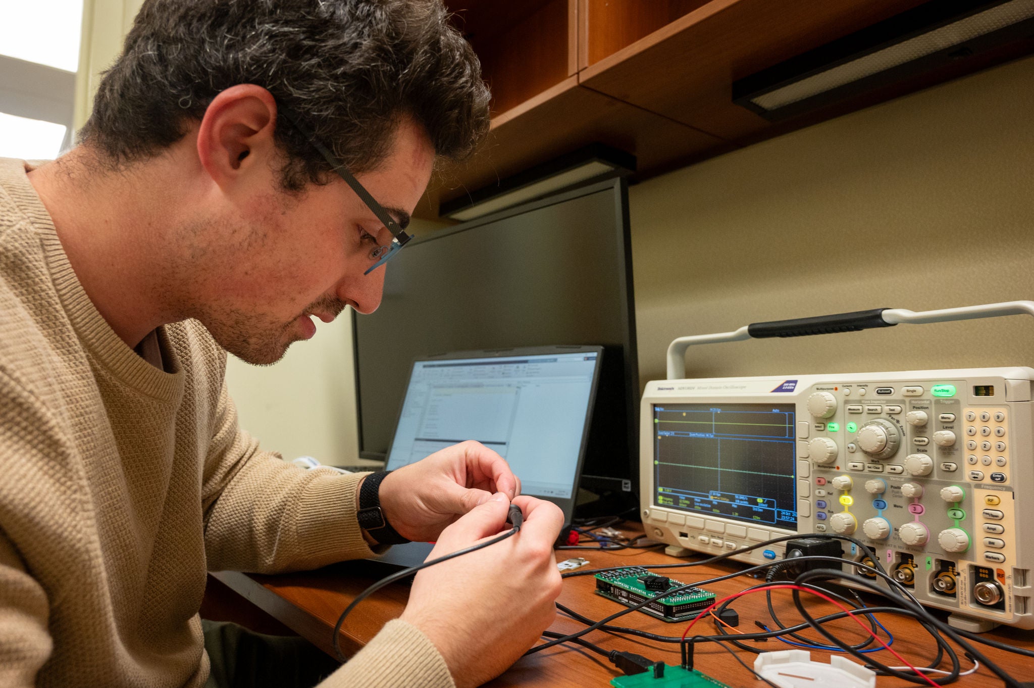 2023-10-24 -- Washington University in St. Louis students working in the lab of Dr. ShiNung Ching, at the Preston M. Green School of Electrical & Systems Engineering in the McKelvey School of Engineering at Washington University in St. Louis, in Green Hall Tuesday, Oct. 24, 2023. Photo by Sid Hastings/McKelvey School of Engineering.